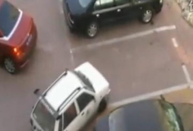 VIDEO: Nu furati locul de parcare unei femei!
