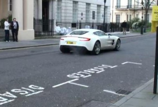 VIDEO:  Aston Martin One-77 pe strazile Londrei