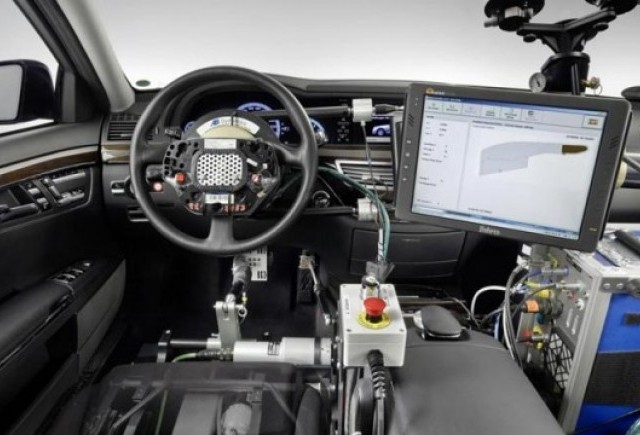 Mercedes dezvolta tehnologia care piloteaza autonom masina