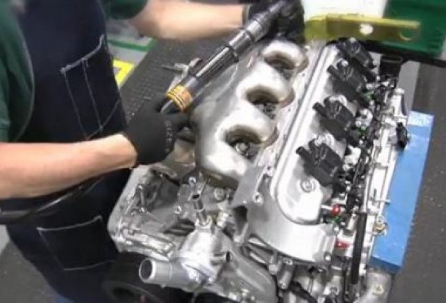 VIDEO: Clientii de Corvette isi pot monta singuri motorul