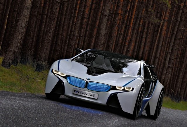 Supercarul BMW EfficientDynamics intra in linie dreapta