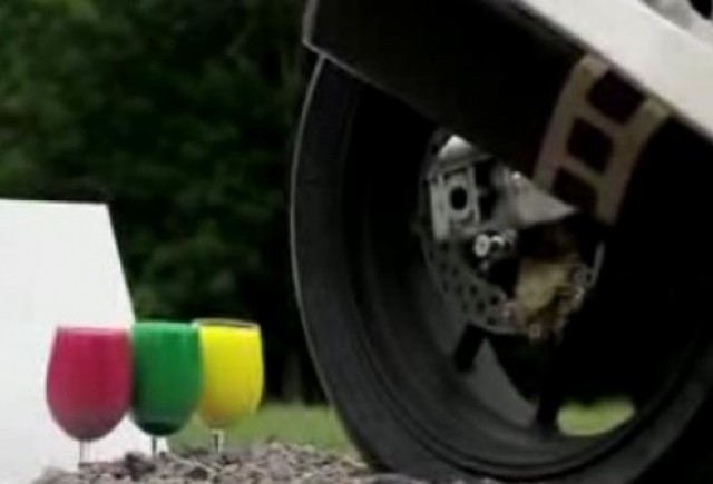 VIDEO: O motocicleta Aprilia incearca sa picteze