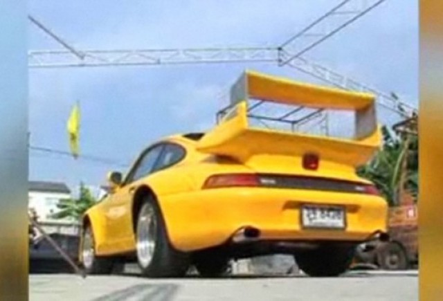 VIDEO: Porsche si Ferrari pentru doar 12.000 de dolari