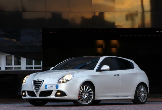 Alfa Romeo va lansa la Paris doua propulsoare noi