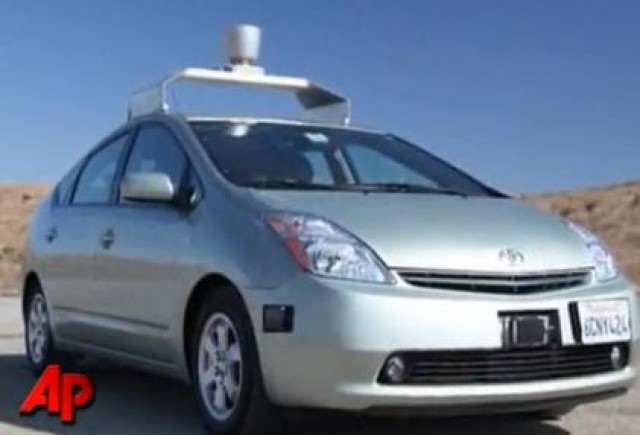 VIDEO: Masina Google, un Prius care merge singur