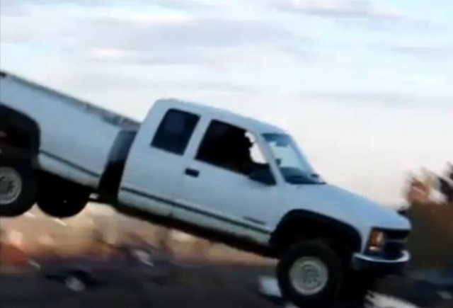 VIDEO: Chevrolet-ul Silverado nu este creat pentru sarituri