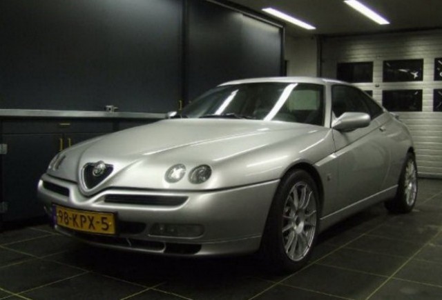 Iata un Alfa Romeo GTV cu doua motoare V6!