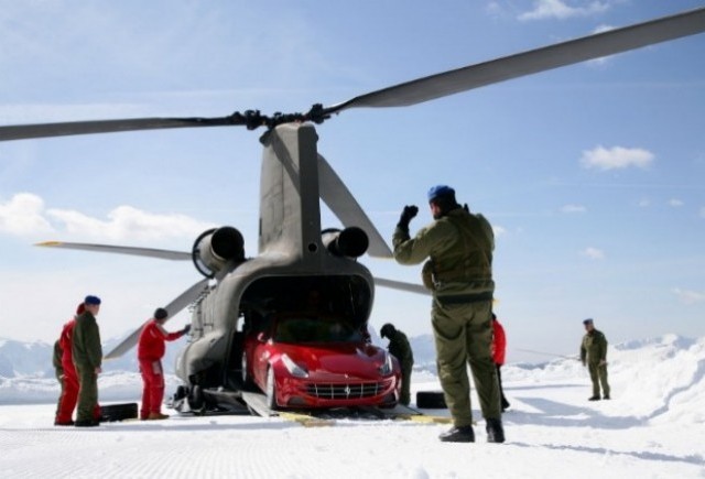 VIDEO: Ferrari transporta noul FF cu un elicopter Chinook