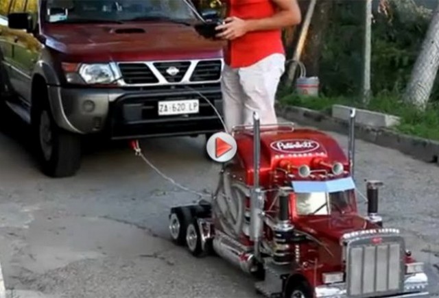 VIDEO: Incredibil, o masinuta-macheta tracteaza un SUV!