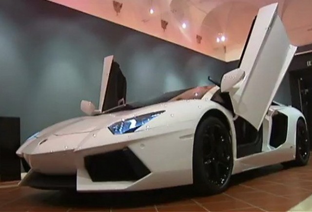 VIDEO: cum bagi un Lamborghini intr-o camera