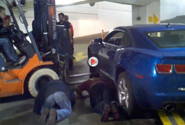 Un motostivuitor Toyota sare in ajutorul unui Chevrolet Camaro
