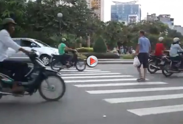VIDEO: Un pieton incearca sa treaca strada