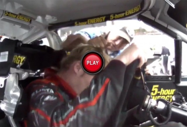 VIDEO: In NASCAR se poarta... trasul de par