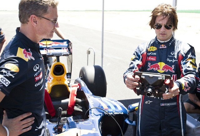 Tom Cruise testeaza masina de formula 1 Red Bull