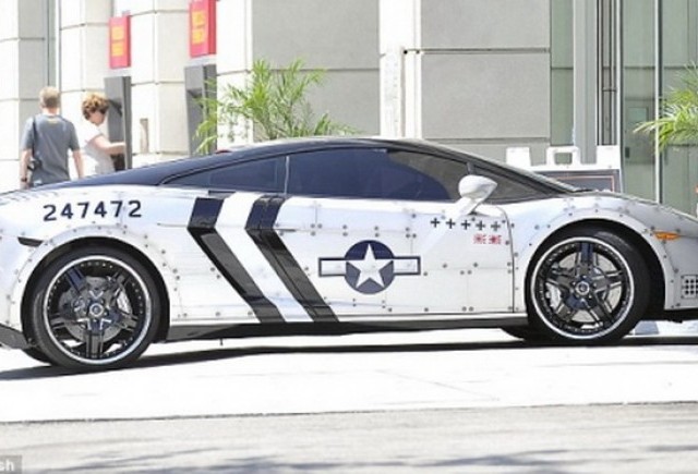 Chris Brown si-a pictat masina ca pe un Jet Fighter