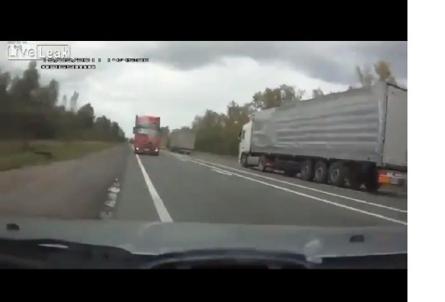 VIDEO: Sa nu depasesti un camion pe dreapta!