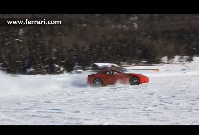 VIDEO: Ferrari California face drifturi pe zapada