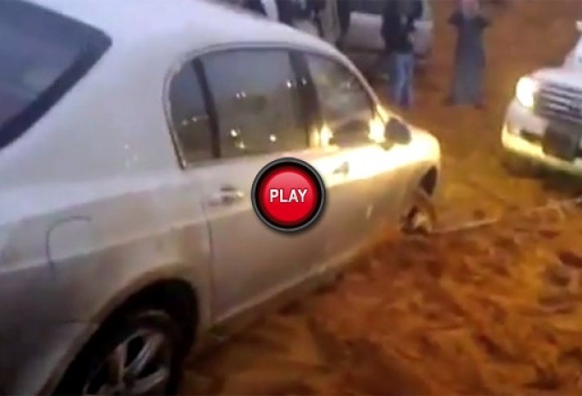 VIDEO: Cu Bentley-ul prin nisip