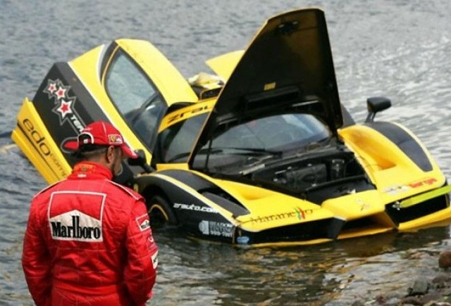 VIDEO: Cu Ferrari Enzo in lac
