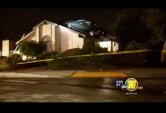 VIDEO: Cu masina furata pe acoperis