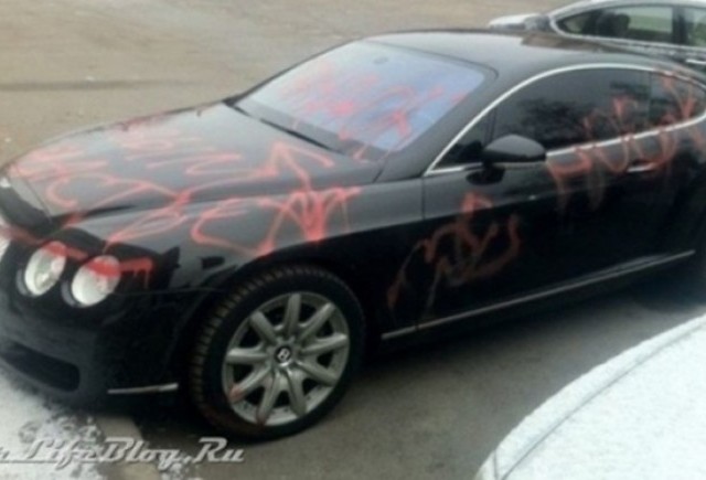 Un Bentley Continental GT vandalizat