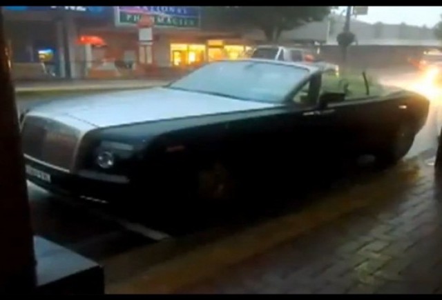 VIDEO: Un Rolls Royce in ploaie