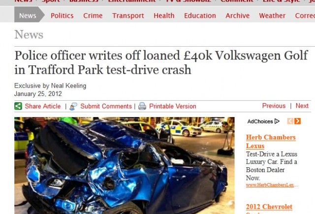 Un ofiter de politie distruge un VW Golf R