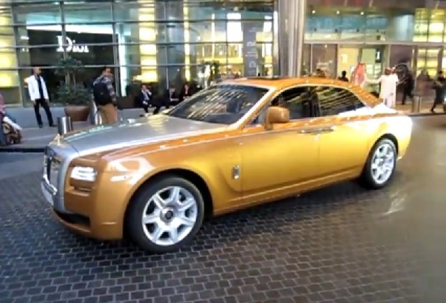 VIDEO: Un Rolls-Royce Ghost auriu in Dubai
