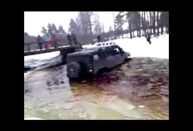 VIDEO: Doua Hummer au intrat la apa in Rusia