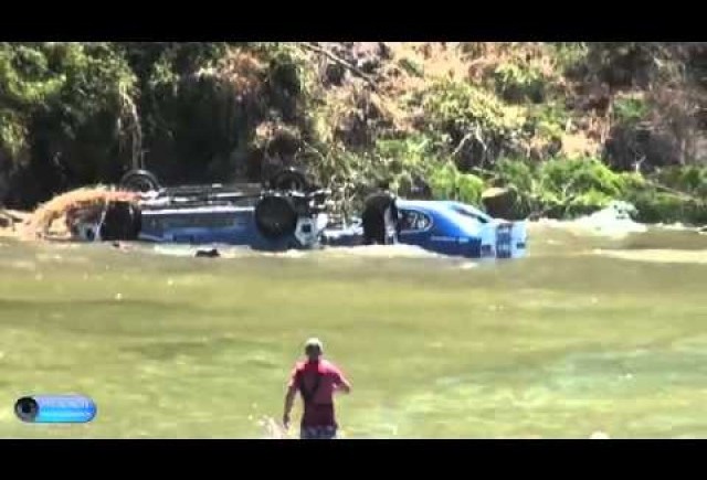 VIDEO: De pe drum in apa