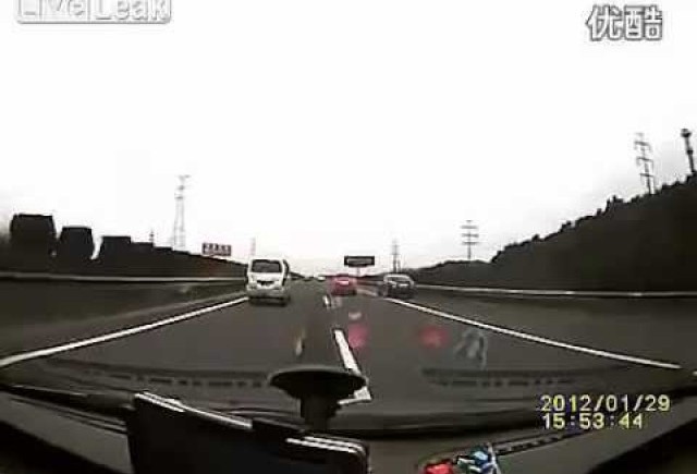 VIDEO: Accident grav pe autostrada in China