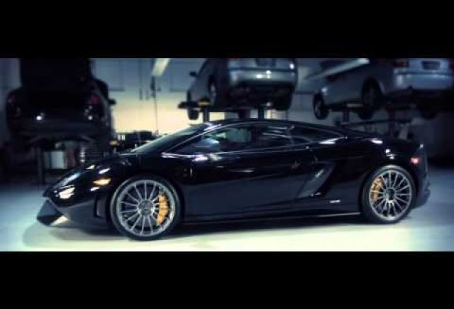 VIDEO: O fata frumoasa si un Lamborghini Superleggera Blancpain