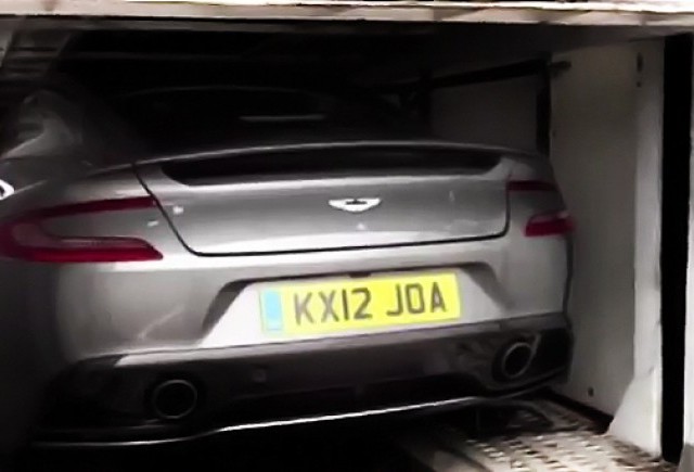 Aston Martin Vanquish surprins pe camera video