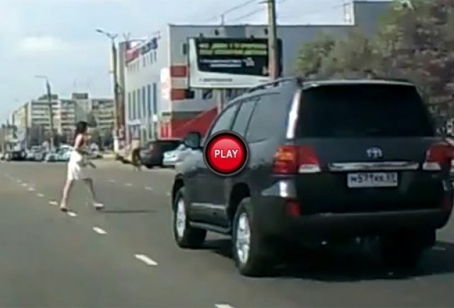 VIDEO: Iata ce se poate intampla atunci cand treceti strada prin locuri necorespunzatoare