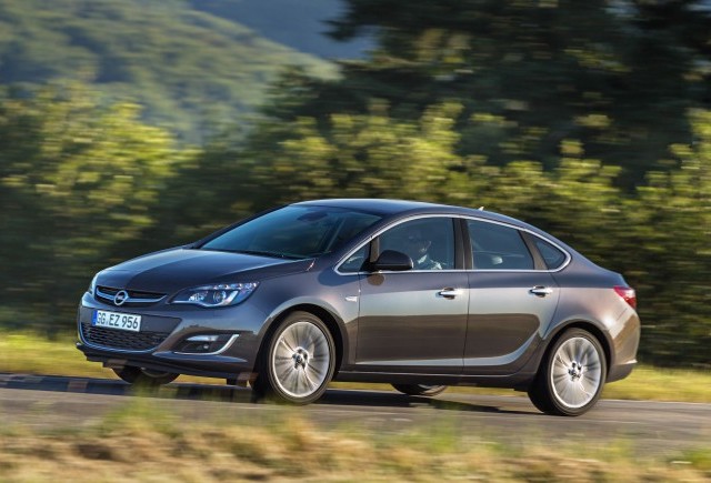 Noul Opel Astra sedan, disponibil spre comandă în România