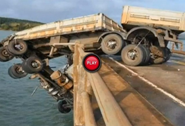 Intre timp in Brazilia - Un camion a ramas atarnat de un pod dupa un accident