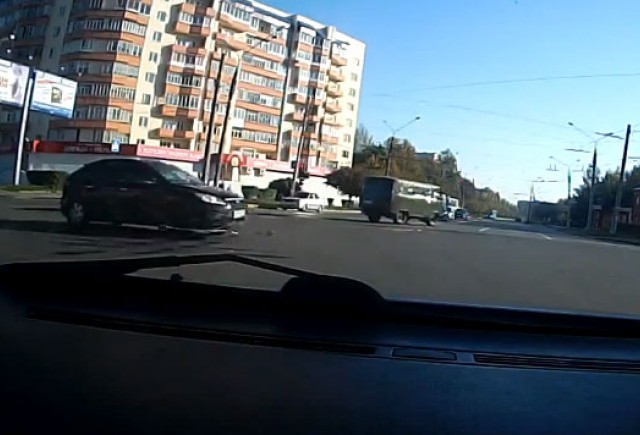 Intre timp in Rusia - Cu masina in firele troleibuzului