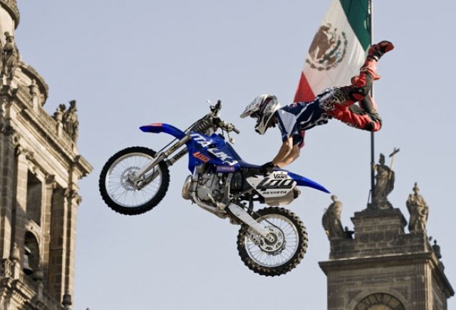 Red Bull X-Fighters: Seria mondiala de Freestyle-Motocross incepe in Mexico City