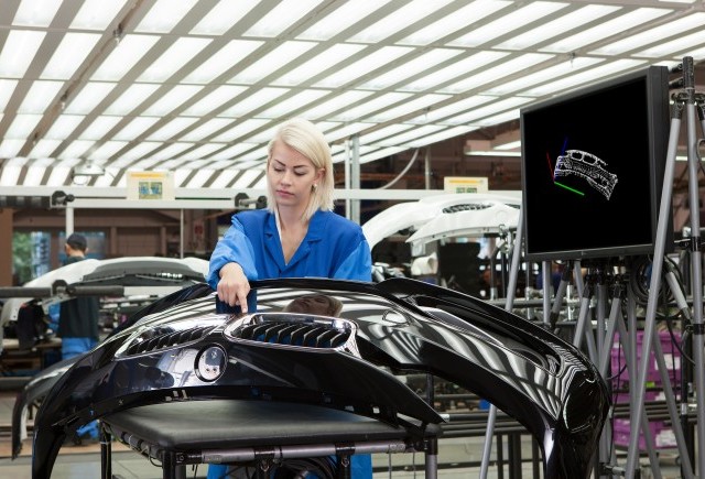 Teste de calitate prin gesturi virtuale în timpul producţiei la BMW
