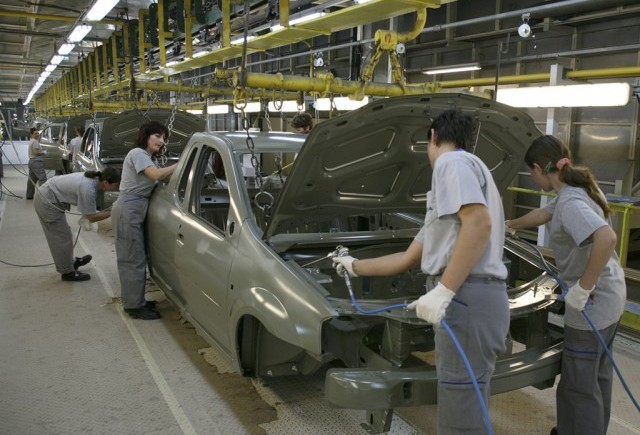 Dacia renunta la 620 de angajati temporar si intrerupe productia, pana pe 11 ianuarie 2009