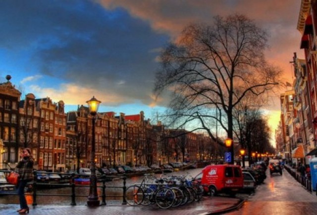 Amsterdam va fi primul oras doar cu vehicule electrice