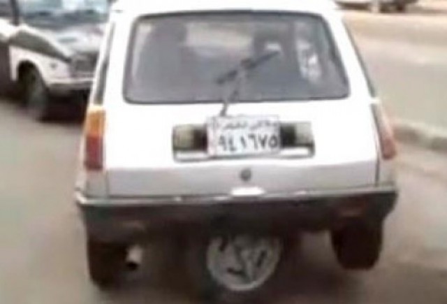 VIDEO: Masina cu 5 roti, pentru parcarea laterala