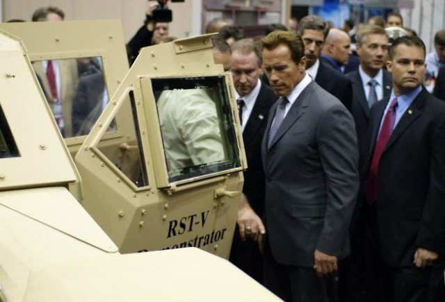 Arnold Schwarzenegger isi mai ia un Hummer?