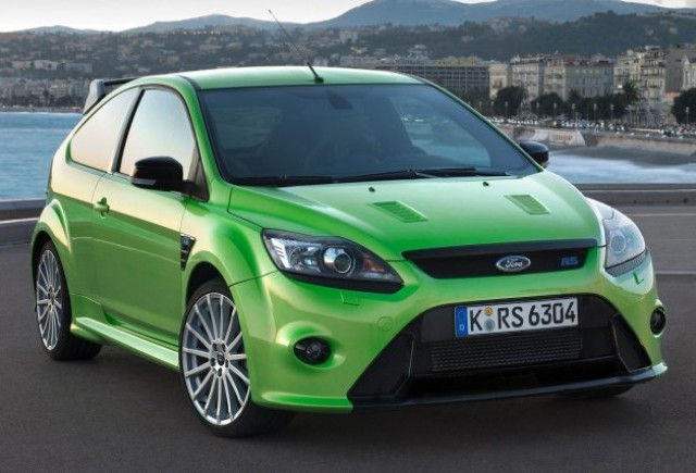 VIDEO: Ford Focus RS vs omul zburator
