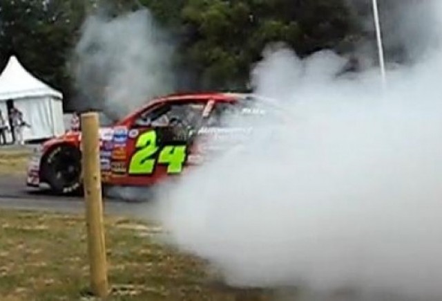 VIDEO: Cat fum poate face o masina de Nascar