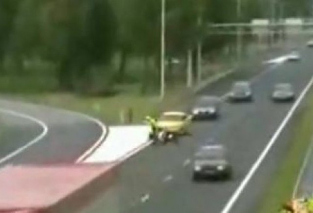 VIDEO: Un politist este calcat de o masina in timp ce dirija traficul
