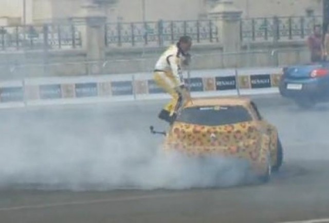 VIDEO: Cascadorie spectaculoasa la Renault Roadshow Bucuresti