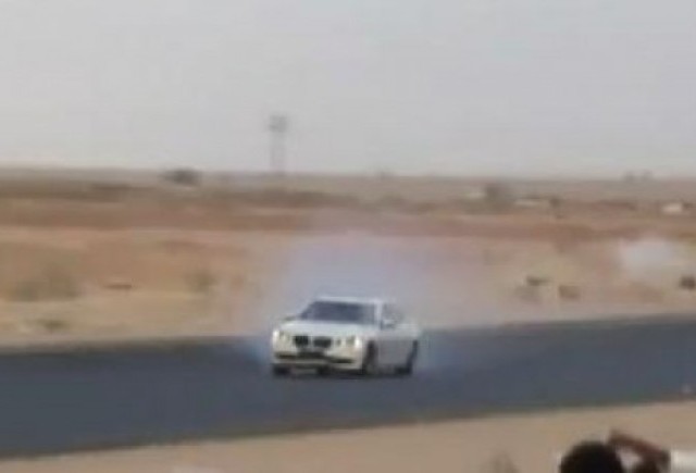 VIDEO: Drift-uri cu BMW Seria 7 la arabi