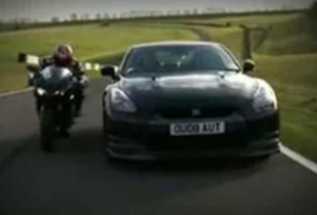 VIDEO: Nissan GT-R se confrunta cu o motocicleta Ducati