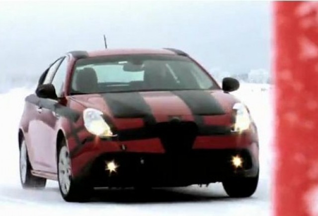 VIDEO: Alfa Romeo Giulietta in teste pe zapada